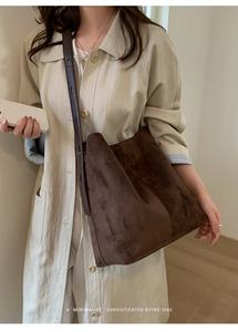 Detailansicht der braunen Wildleder-Beuteltasche mit Lederriemen im Vintage-Stil