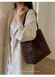 Detail der übergroßen Totebag mit Leopardenmuster und minimalistischem Retro-Stil an Model