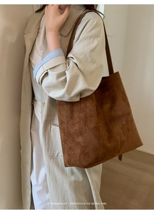 Detailansicht der minimalistischen braunen Wildleder-Tragetasche mit Retro-Flair und Textur