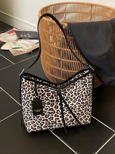 Retro leopard print tote bag with large capacity and black leather trim accents