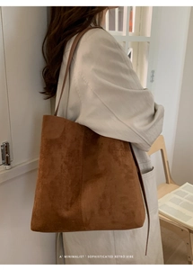 Detailansicht der braunen Wildleder-Tragetasche mit schmalem Riemen und Retro-Design