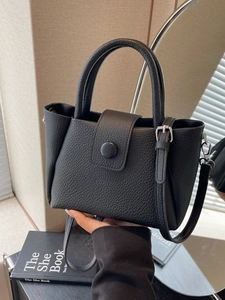 Sac seau noir minimaliste à motif litchi avec poignée et bandoulière réglable