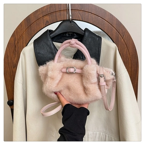 Nahaufnahme der rosa Kunstpelz-Handtasche mit Lederriemen und Metallschnalle
