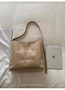 Draufsicht der khakifarbenen Wildledertasche mit großem Platz für Bücher und Tablet