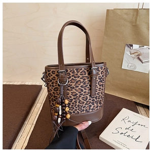 Detail der Bucket-Bag mit Leopardenmuster, Lederbesatz und Ethno-Perlen-Quastenanhänger