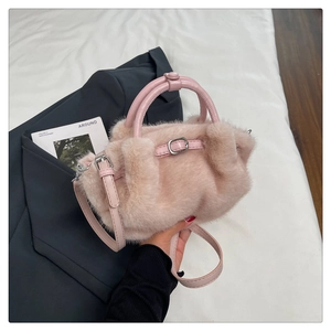 Detail der weichen rosa Kunstpelzstruktur und Metallschnalle an der luxuriösen Plüschtasche