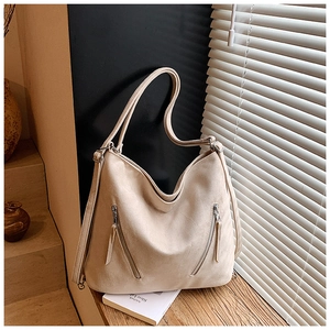 Détail du sac fourre-tout beige en suédine dépolie avec deux fermetures éclair obliques