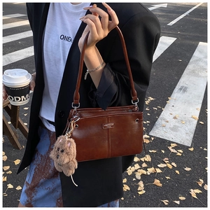 Sac à main rétro marron avec surpiqûres verticales et breloque chiot en peluche mignonne