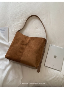Detail der braunen Vintage-Wildledertasche mit hochwertigen Nähten und großem Volumen