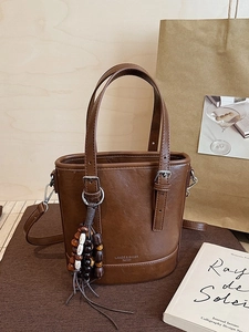 Retro braune Eimertasche aus Leder mit Holzperlenquaste und Umhängeriemen