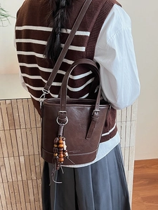Retro braune Leder-Beuteltasche mit Ethno-Anhängern und verstellbarem Schultergurt