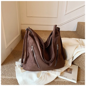 Vue détaillée du grand sac cabas marron foncé givré avec fermetures éclair symétriques