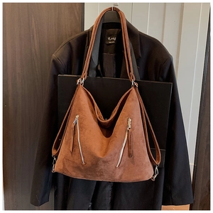 Détail du grand sac cabas marron mat avec deux fermetures éclair et bandoulière réglable