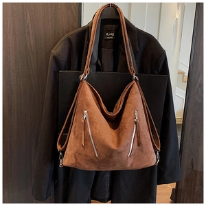 Détail du sac cabas marron mat avec deux fermetures éclair argentées et texture en daim doux