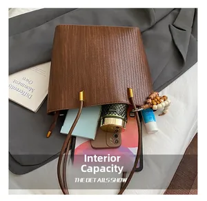 Interno spazioso della borsa tote marrone con spazio per tablet e accessori