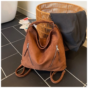 Vue détaillée du daim marron vintage et des fermetures éclair en métal sur le sac fourre-tout