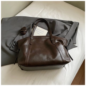 Vue détaillée du grand sac cabas marron foncé en cuir brillant avec rivets décoratifs