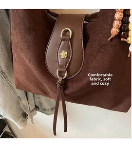 Gros plan sur le sac fourre-tout marron foncé avec pendentif en perles de bois