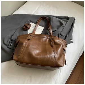 Vue détaillée du cabas rétro marron avec texture cuir et bandoulière réglable amovible