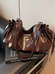 Vintage PU Leather Pleated Underarm Tote Bag For Women Large Capacity Shoulder Bag With Metal Grommet Decor Fashion Handbag