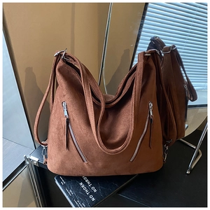 Détail du sac cabas en cuir mat marron caramel avec deux fermetures éclair argentées