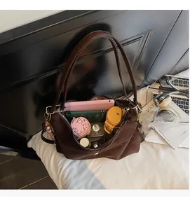 Vue détaillée du grand sac cabas en daim marron foncé montrant un intérieur spacieux
