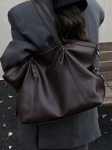Grand sac fourre-tout marron foncé rétro en similicuir mat pour un style élégant