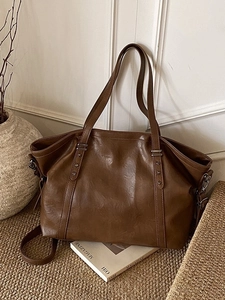 Grand sac cabas rétro marron foncé avec rivets étoiles et texture de cuir pour le quotidien