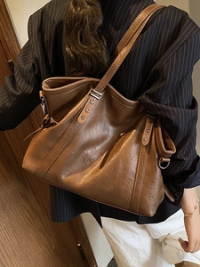 Grand sac cabas rétro marron avec clous en étoile et coutures renforcées pour femme