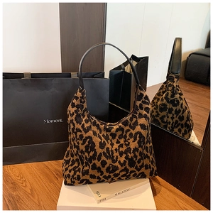 Détail du sac hobo léopard avec bandoulière en cuir noir et maille texturée chic