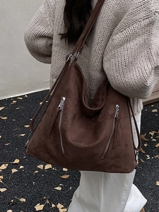 Grand sac cabas rétro marron mat avec double fermeture éclair dans un décor d'automne