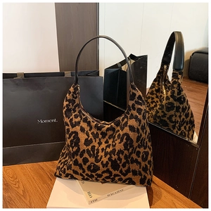 Détail du sac hobo léopard avec poignée en cuir noir et fermeture éclair dorée