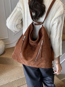 Grand sac cabas marron en cuir dépoli avec doubles fermetures éclair porté à l'épaule