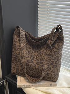 Retro leopard print tote bag with adjustable shoulder strap for casual styling