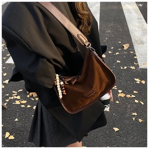 Chicke braune Wildleder Umhängetasche mit Retro Holzperlen Anhängern und Fashion Leder Label
