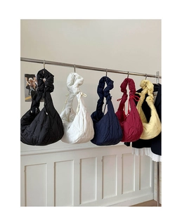 Sacs hobo croissants en nylon matelassé en cinq couleurs sur un support en métal