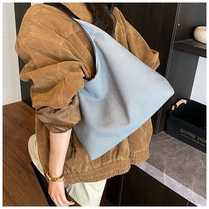 Détail d'un grand sac à bandoulière léopard bleu-gris en tissu texturé pour le quotidien
