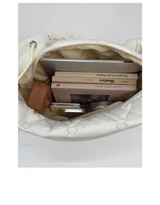 Intérieur spacieux d'un sac cabas blanc matelassé avec broderie cœur pour ordinateur et livres