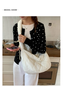 Détail du sac à bandoulière matelassé blanc avec motif cœurs et sangle large