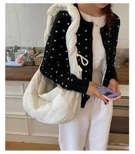 Détail du grand sac cabas blanc matelassé avec broderies cœur et bandoulière rembourrée