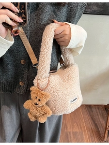 Mini sac seau en peluche crème avec charm ourson et détail d'étiquette tissée chic