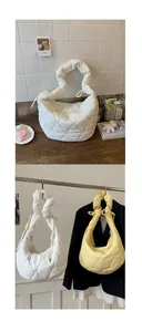 Détail de sacs bandoulière en nylon matelassé cœur beige et jaune avec anses plissées