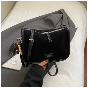 Detail einer schwarzen matten Vintage-Zylindertasche mit Lederpaspeln und silbernem Reißverschluss