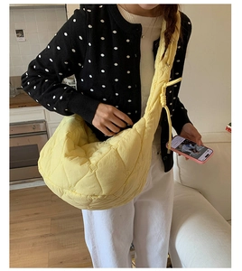 Détail de la couture en cœur et du nœud ajustable sur le sac à bandoulière jaune