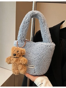 Sac seau en peluche bleu clair avec porte-clés ours et logo brodé en laine bouclée