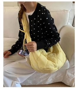 Détail de la texture matelassée en cœur sur le sac bouffant jaune en nylon souple