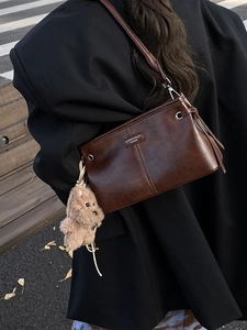 Sac à bandoulière marron rétro avec breloque chiot en peluche et couture centrale