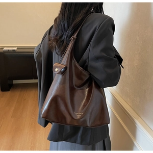 Détail du sac cabas vintage café en cuir brillant avec mini pochette amovible assortie