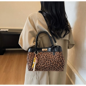 Borsa leopardata chic con manici in pelle nera e chiusura a girello in metallo dorato