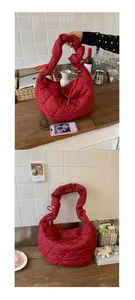 Détail de la texture matelassée en forme de cœur rouge sur un sac à main lune